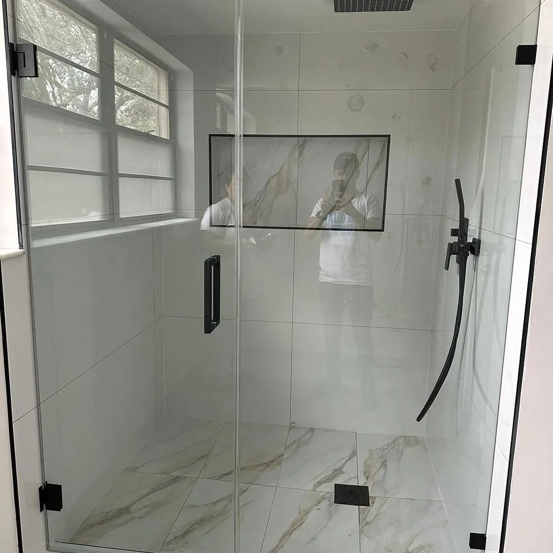 Baño terminado en tile, obra en Miami-Dade