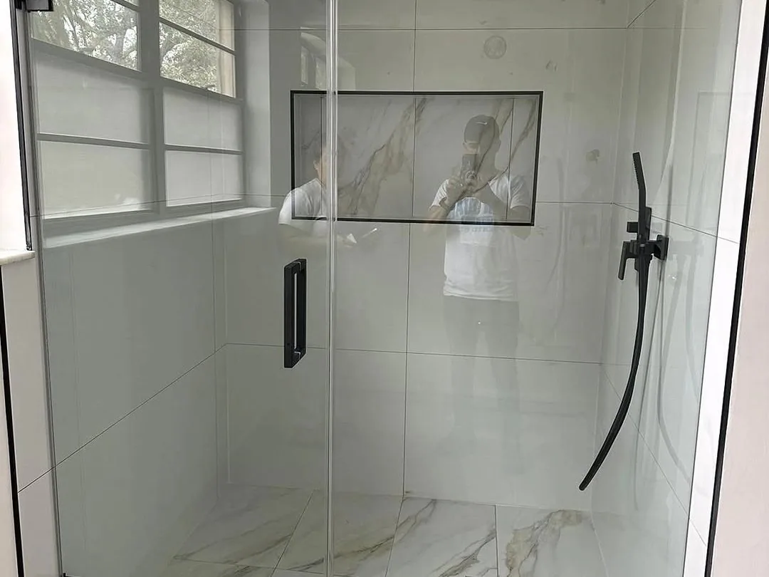 Baño terminado en tile, obra en Miami-Dade