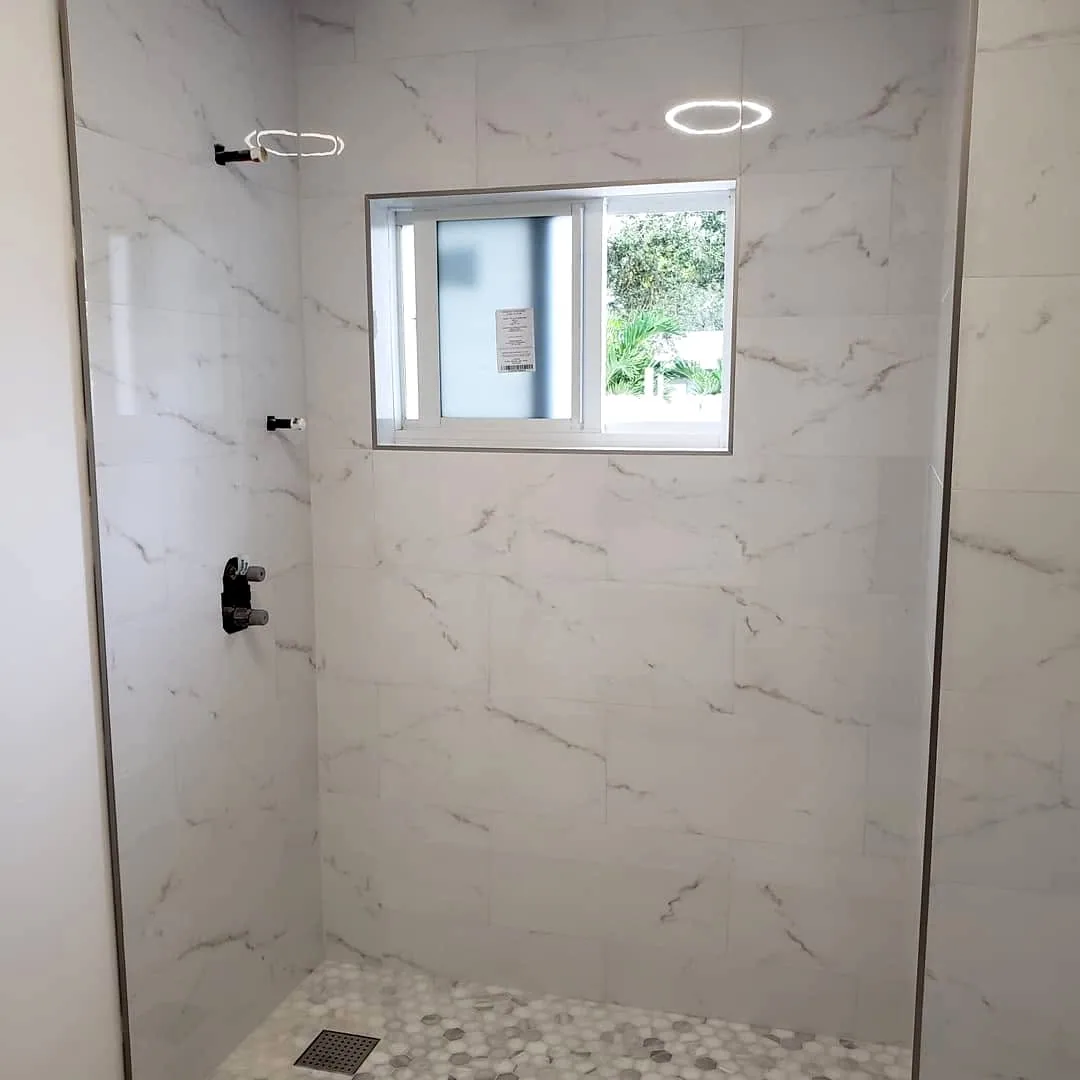Baño terminado en tile, obra en Miami-Dade