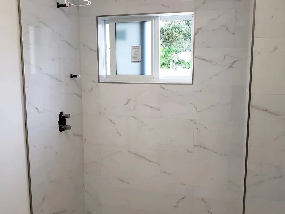 Baño terminado en tile, obra en Miami-Dade