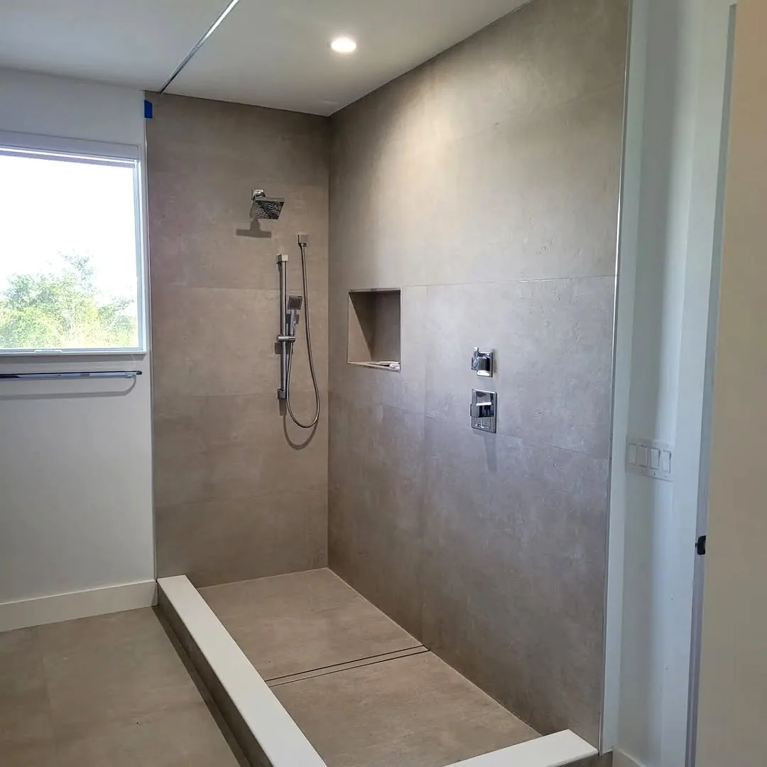 Baño terminado en tile, obra en Miami-Dade