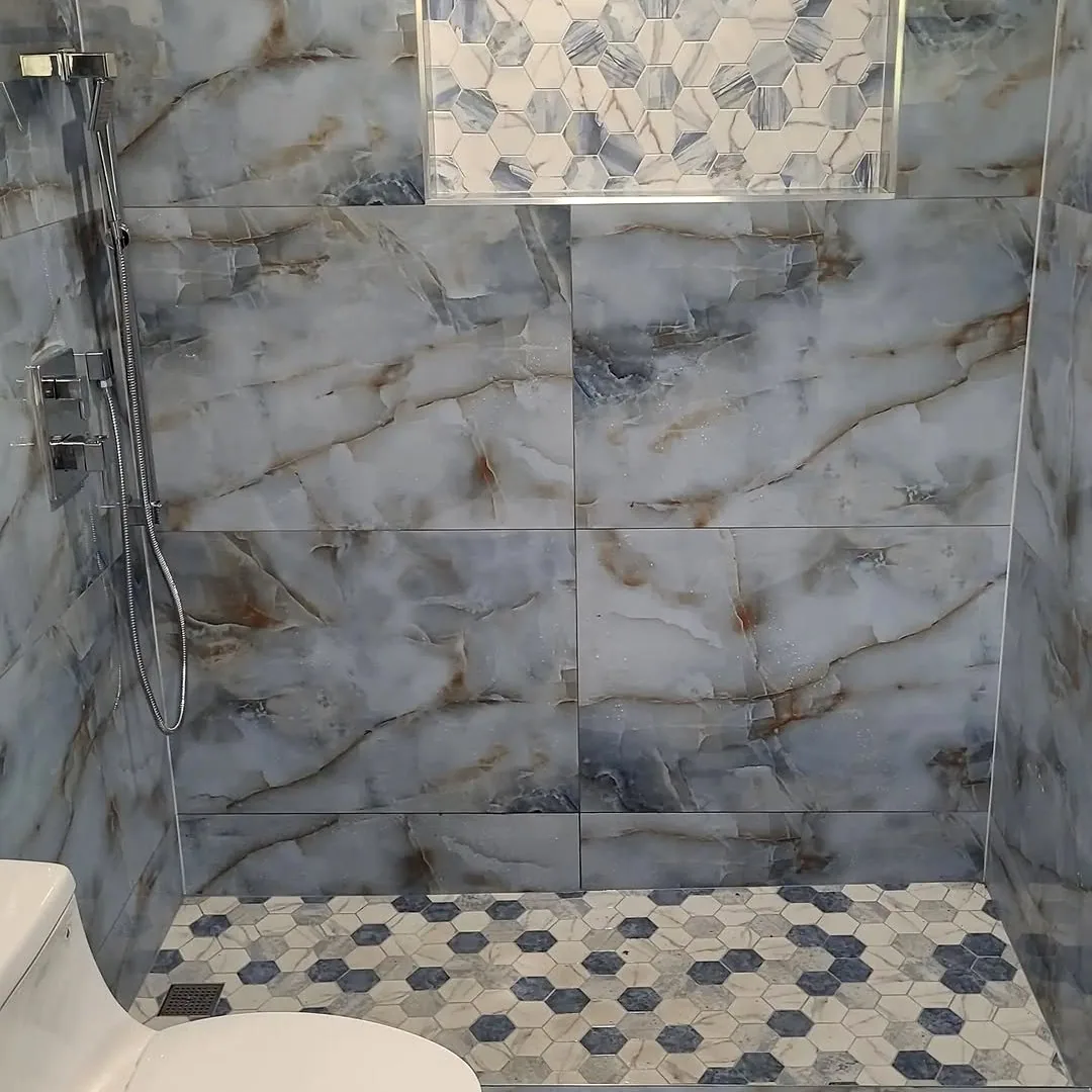Baño terminado en tile, obra en Miami-Dade
