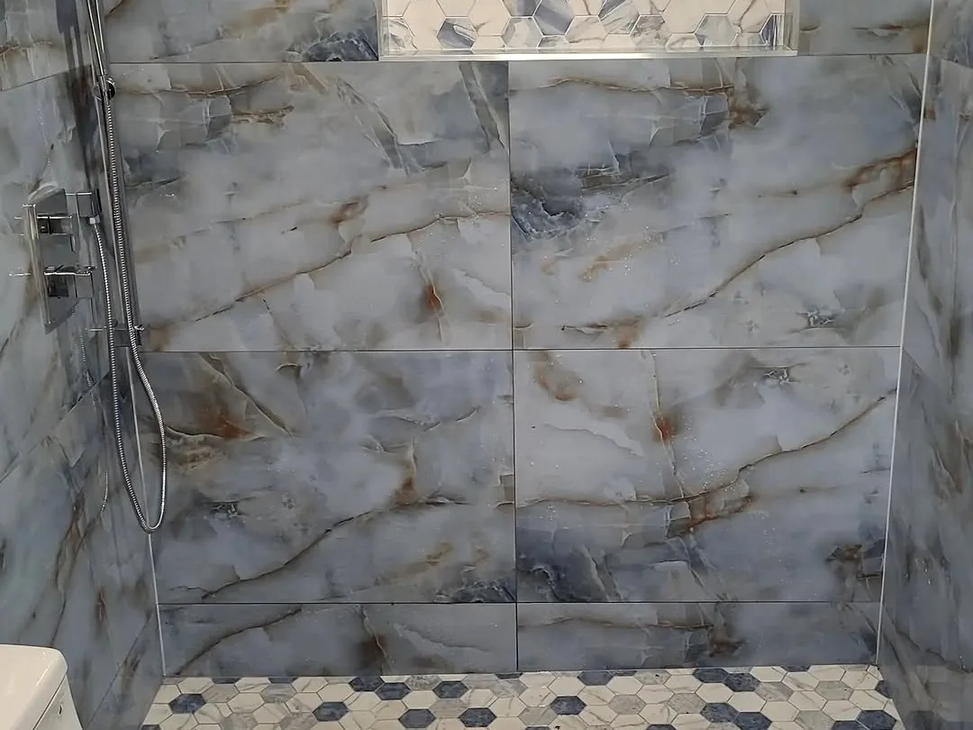 Baño terminado en tile, obra en Miami-Dade