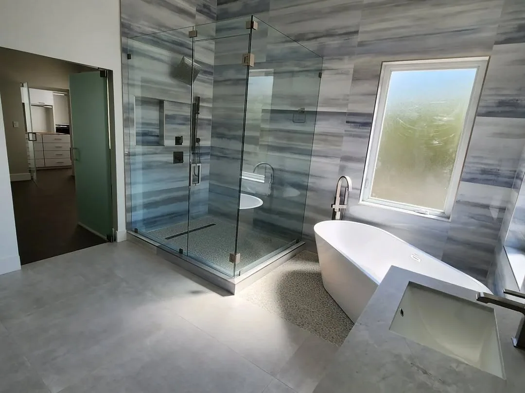 Baño terminado en tile, obra en Miami-Dade