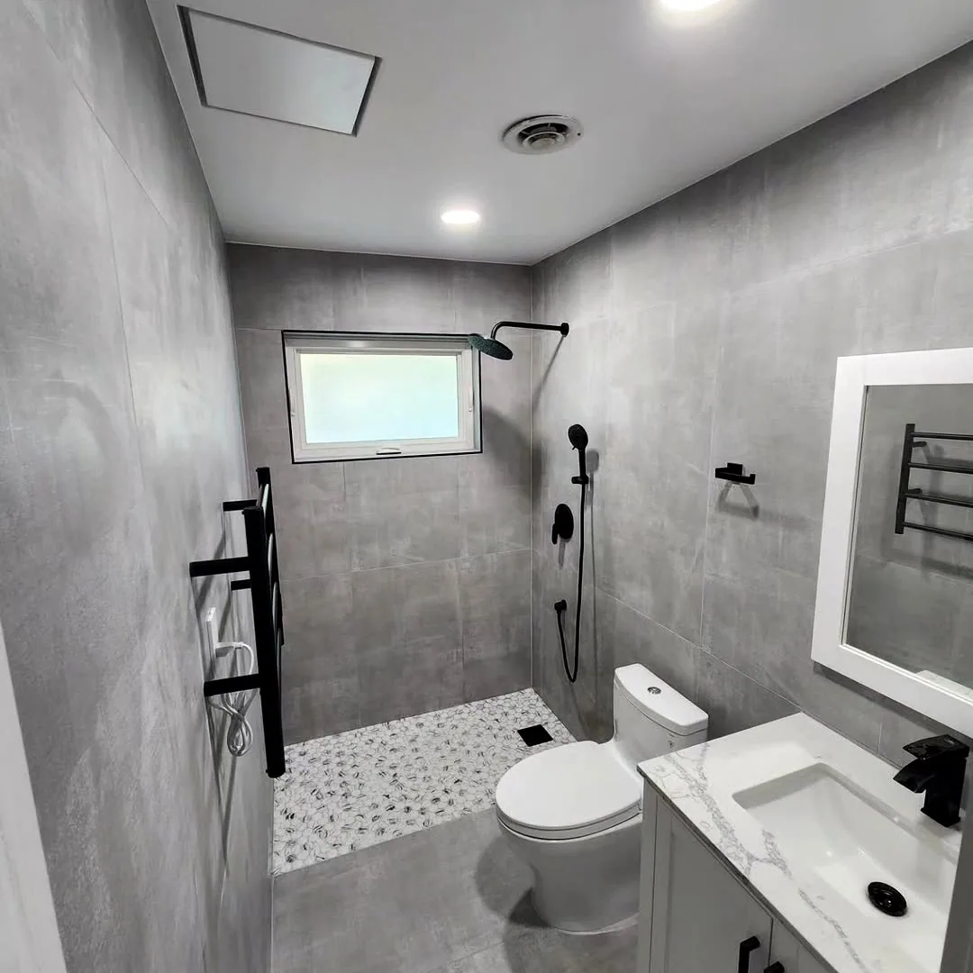 Baño terminado en tile, obra en Miami-Dade
