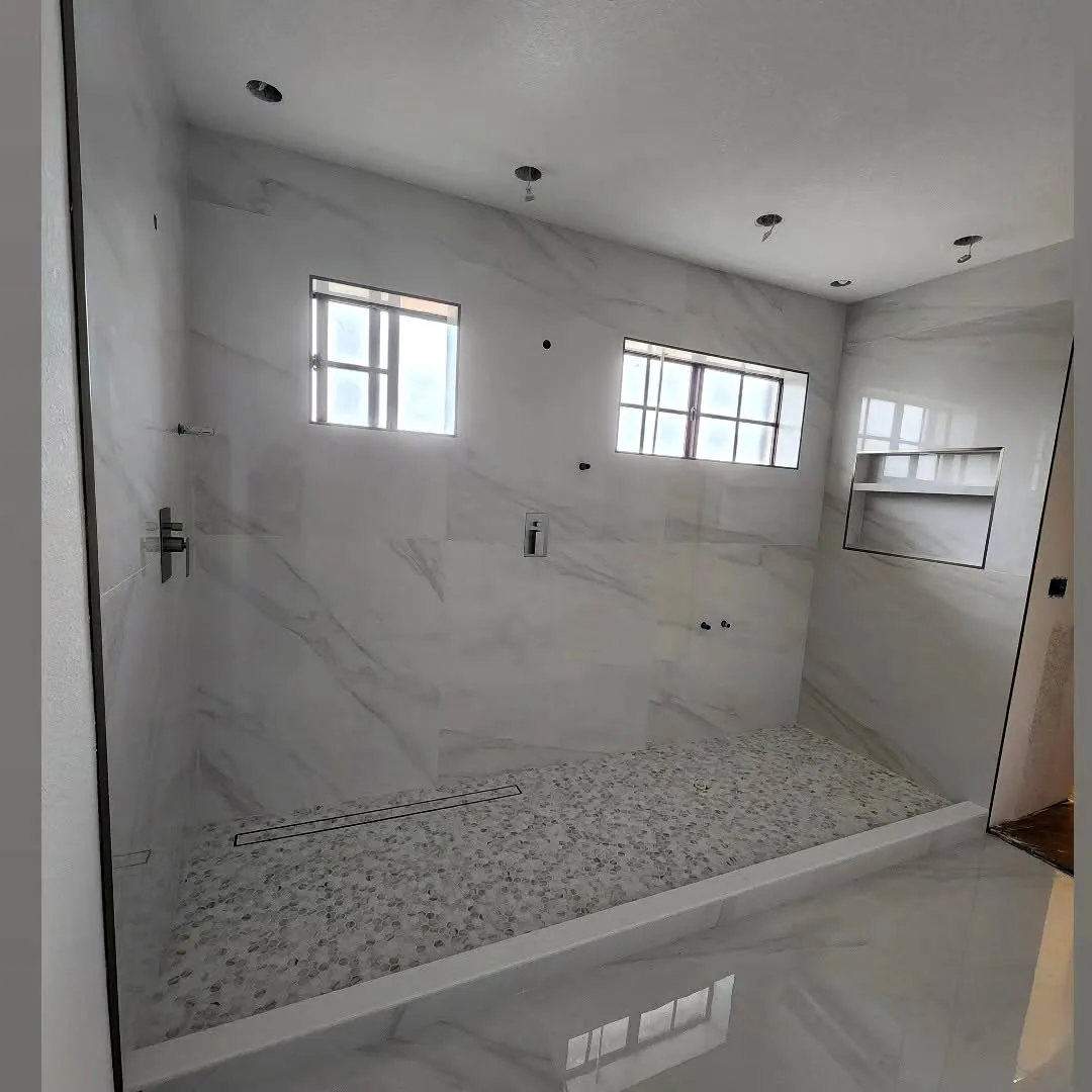 Baño terminado en tile, obra en Miami-Dade