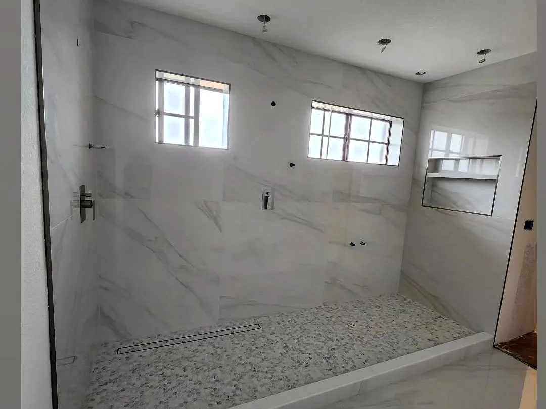 Baño terminado en tile, obra en Miami-Dade