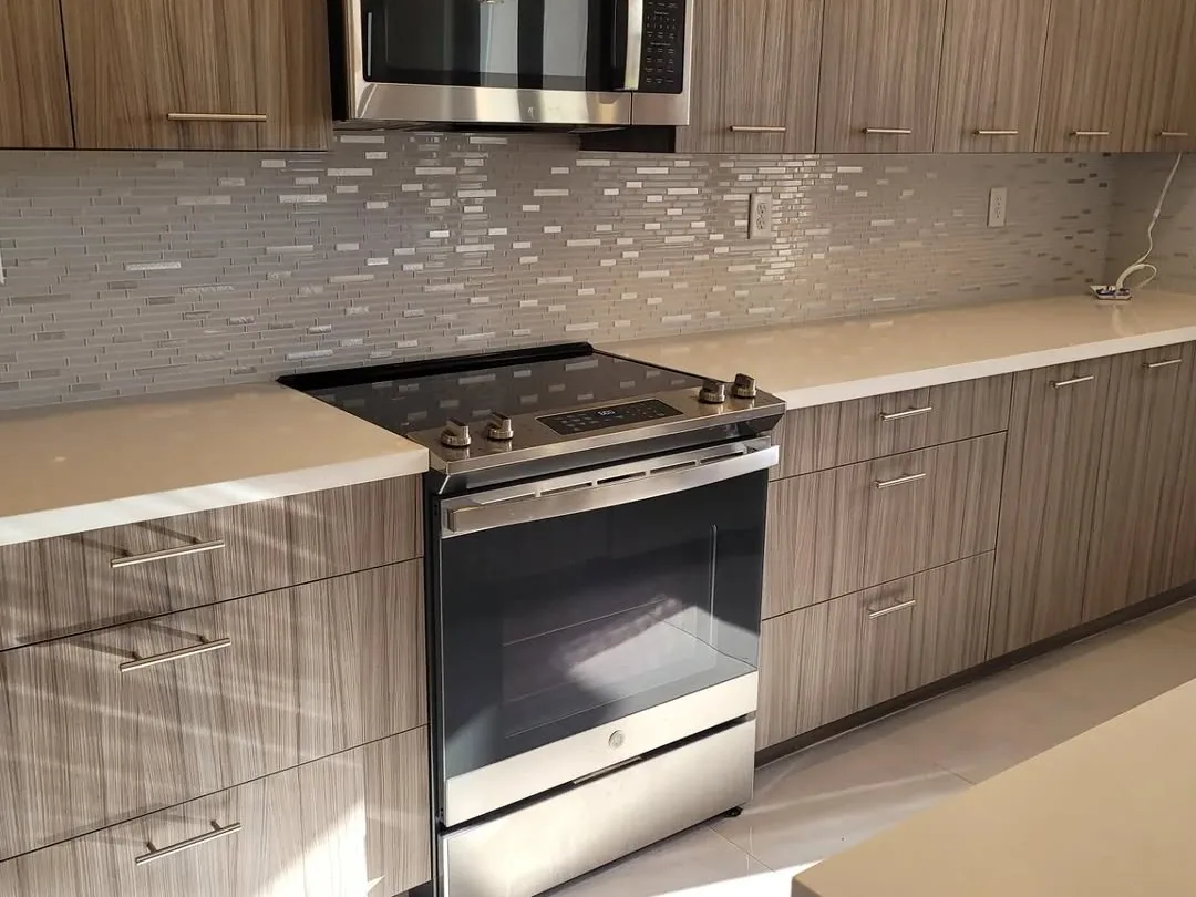 Piso de cocina en porcelánico, obra en Miami-Dade