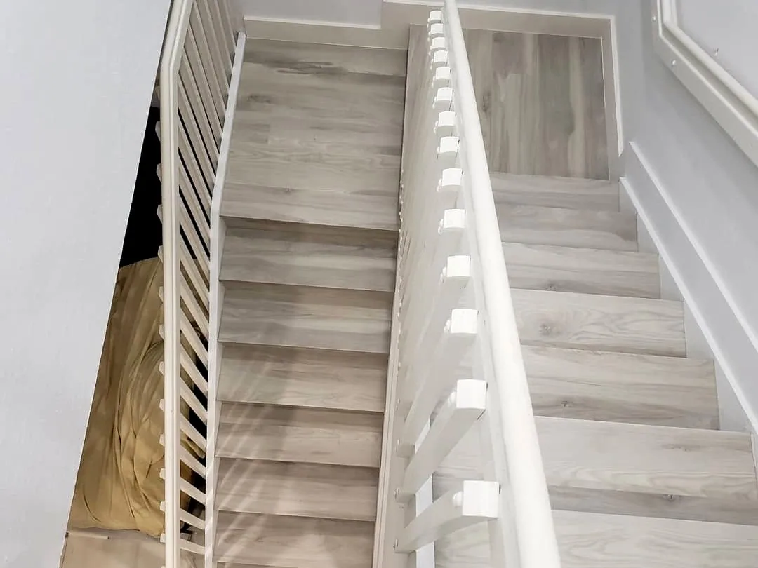 Escalera en porcelánico, obra en Miami-Dade
