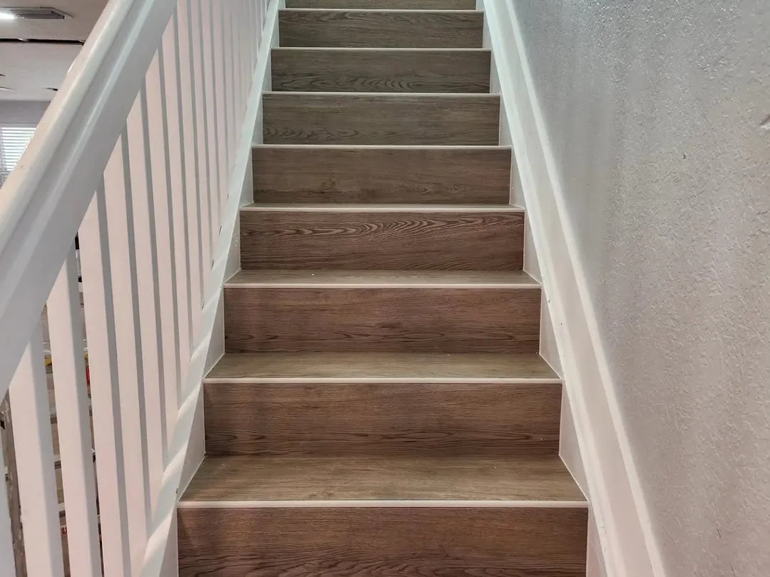 Escalera en porcelánico, obra en Miami-Dade