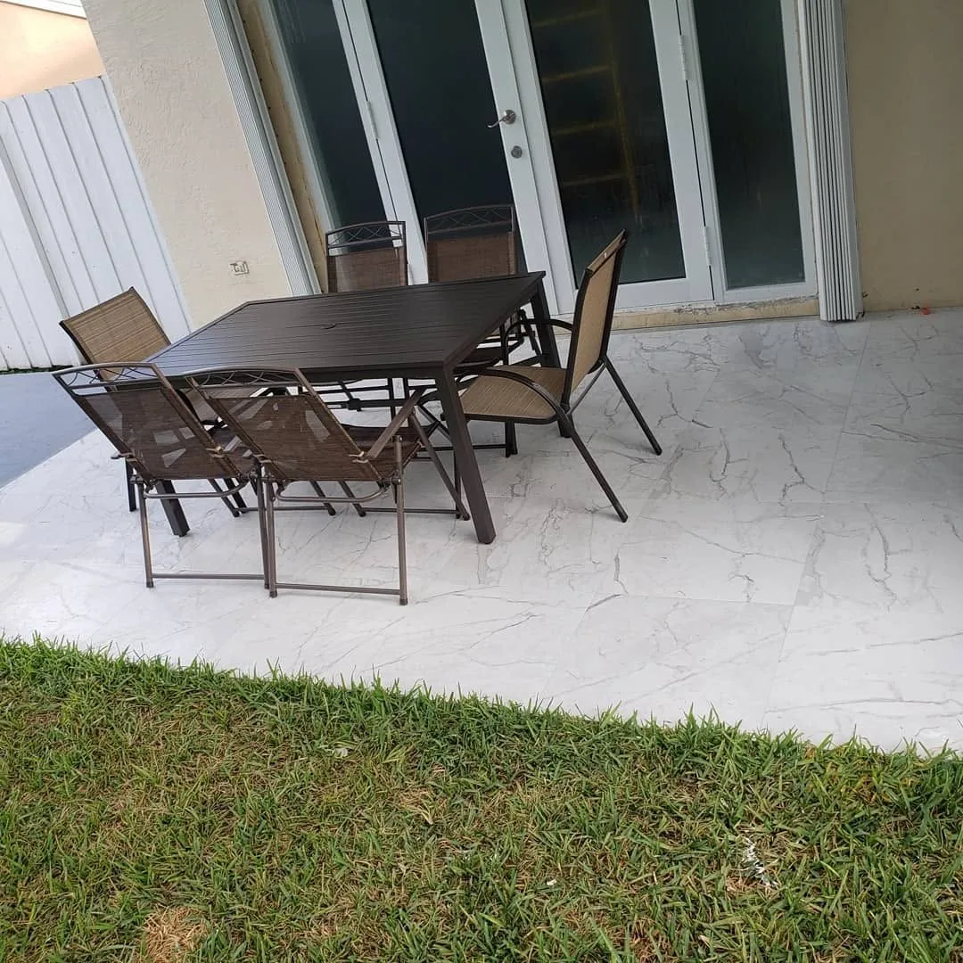 Terraza en porcelánico para exterior, obra en Miami-Dade