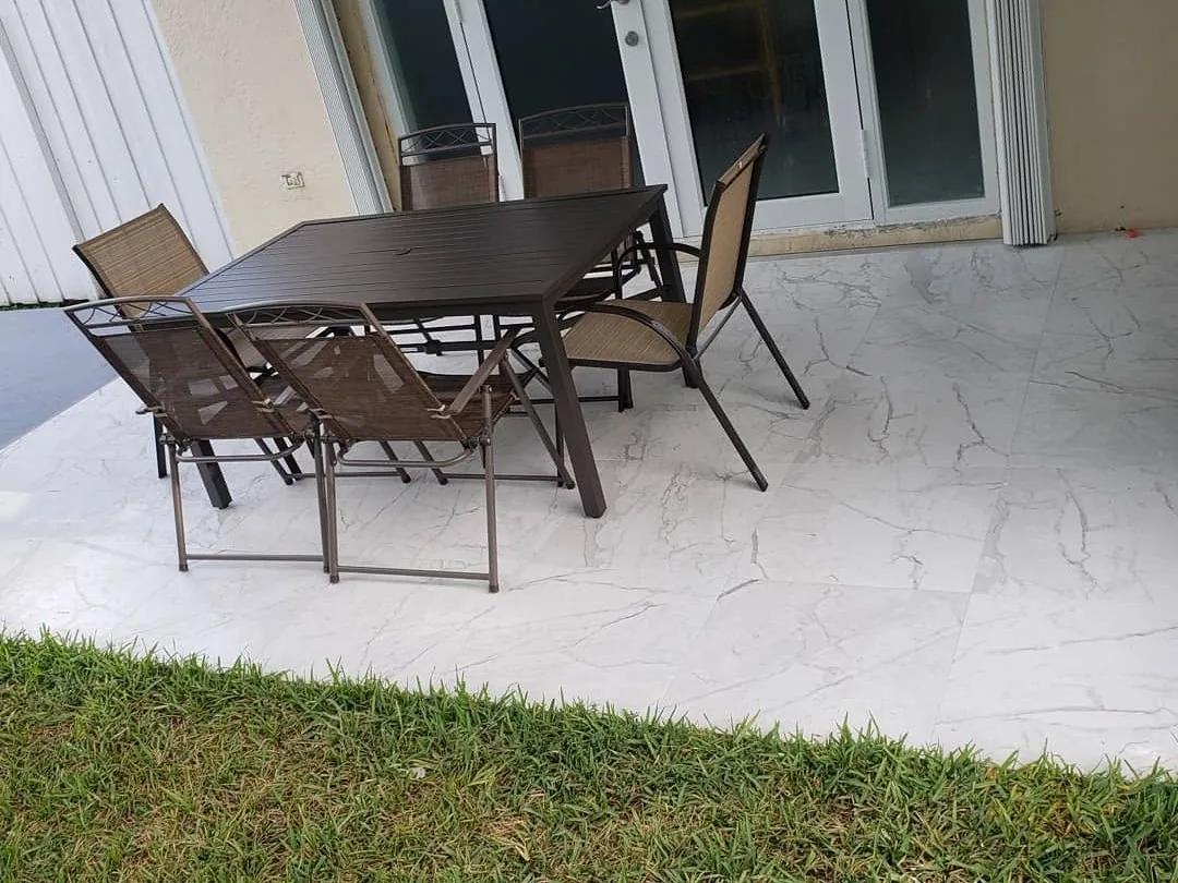 Terraza en porcelánico para exterior, obra en Miami-Dade
