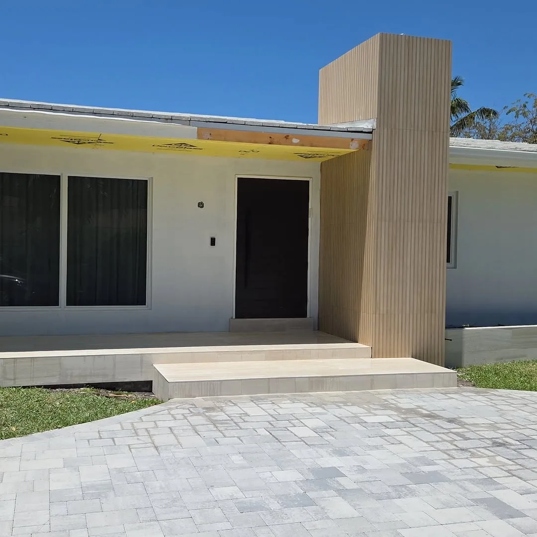 Terraza en porcelánico para exterior, obra en Miami-Dade