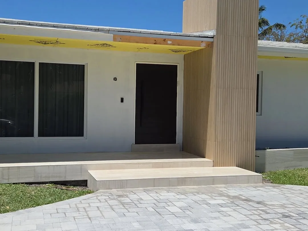 Terraza en porcelánico para exterior, obra en Miami-Dade