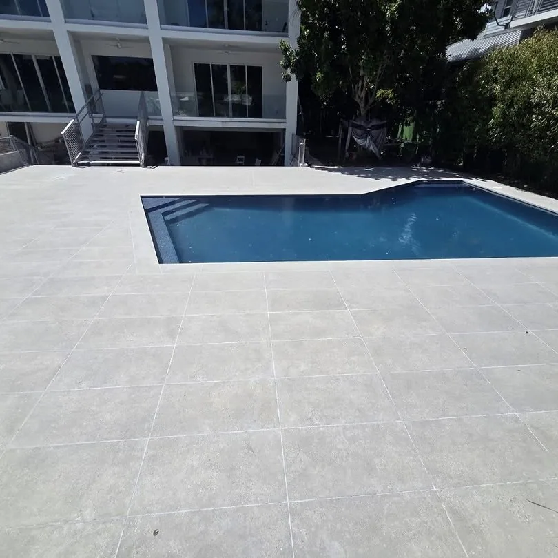 Terraza en porcelánico para exterior, obra en Miami-Dade