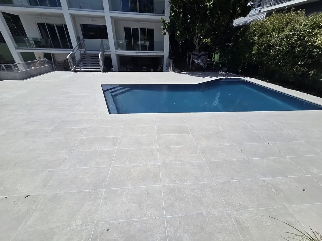 Deck de piscina en porcelánico para exterior, Miami-Dade