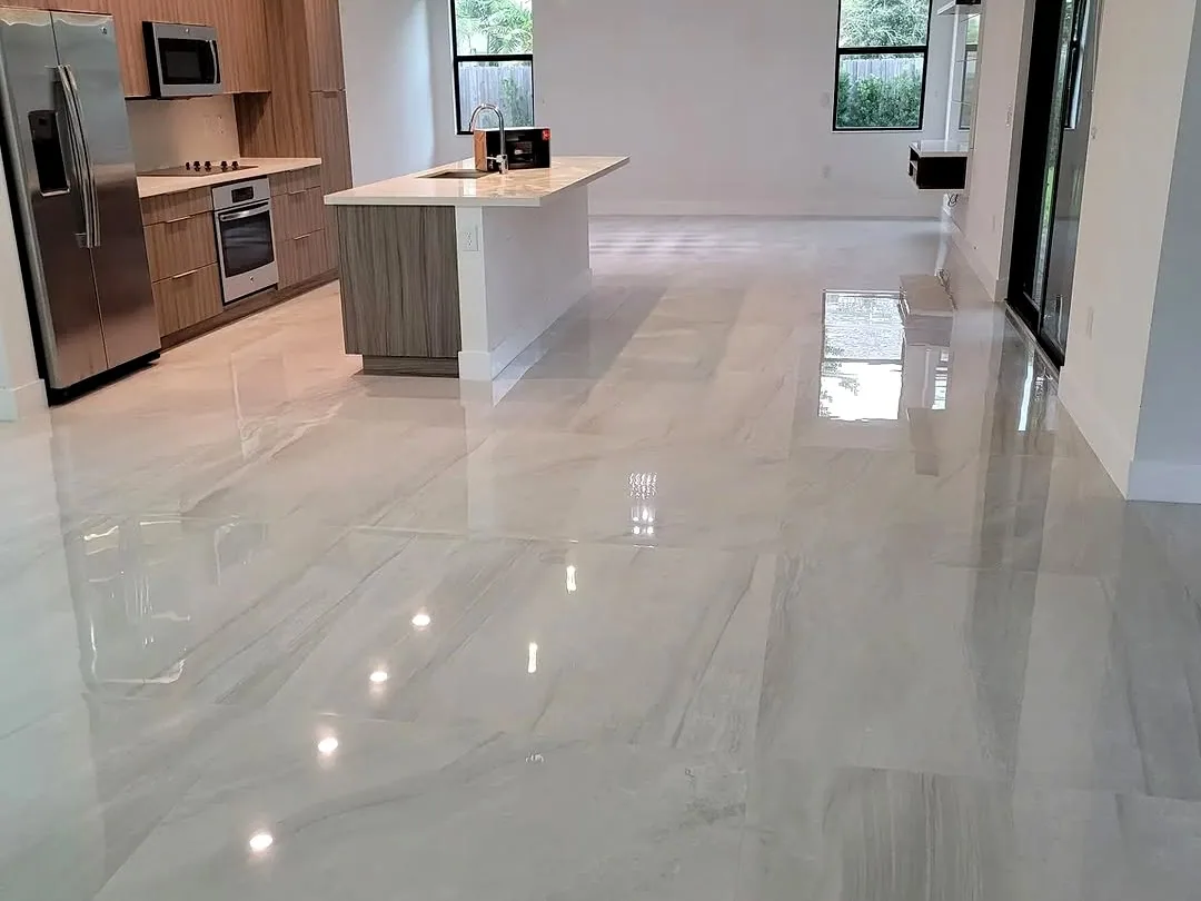Piso porcelánico instalado, obra en Miami-Dade