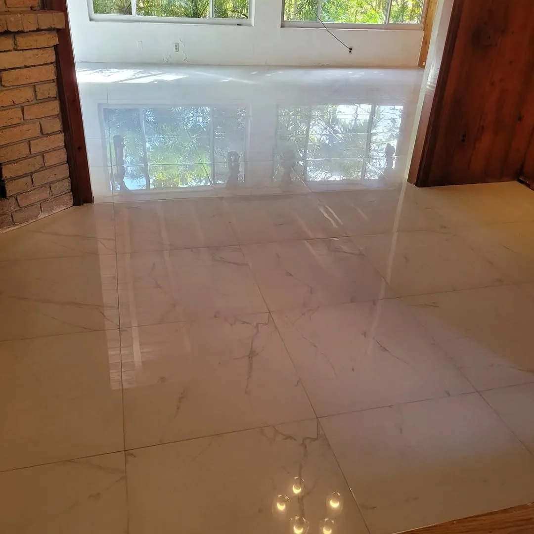 Piso porcelánico de gran formato instalado, obra en Miami-Dade