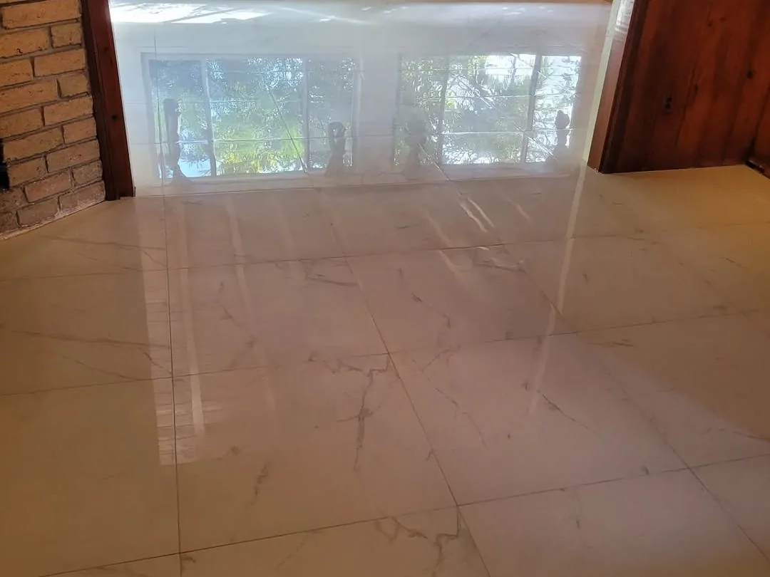 Piso porcelánico de gran formato instalado, obra en Miami-Dade