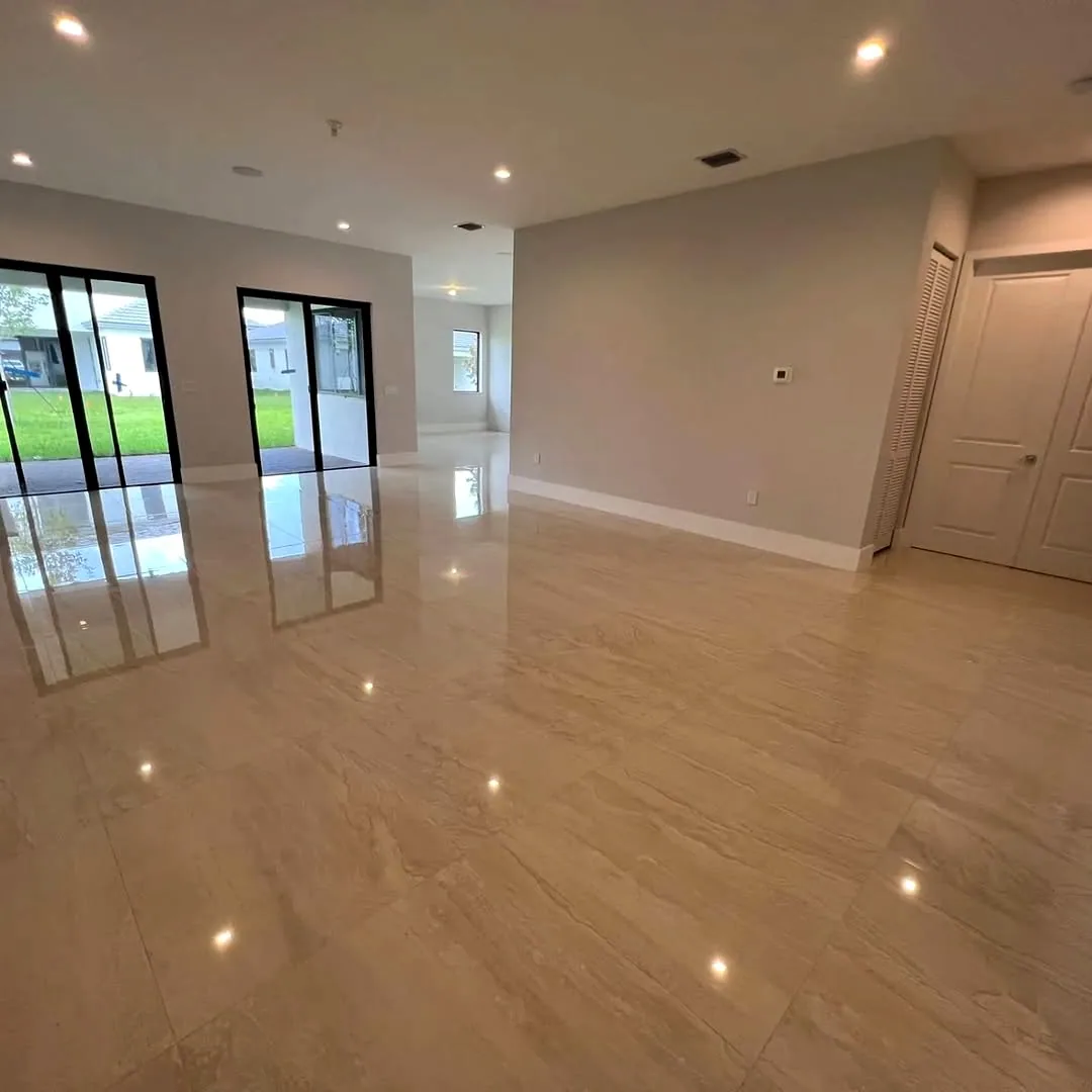 Piso porcelánico de gran formato instalado, obra en Miami-Dade