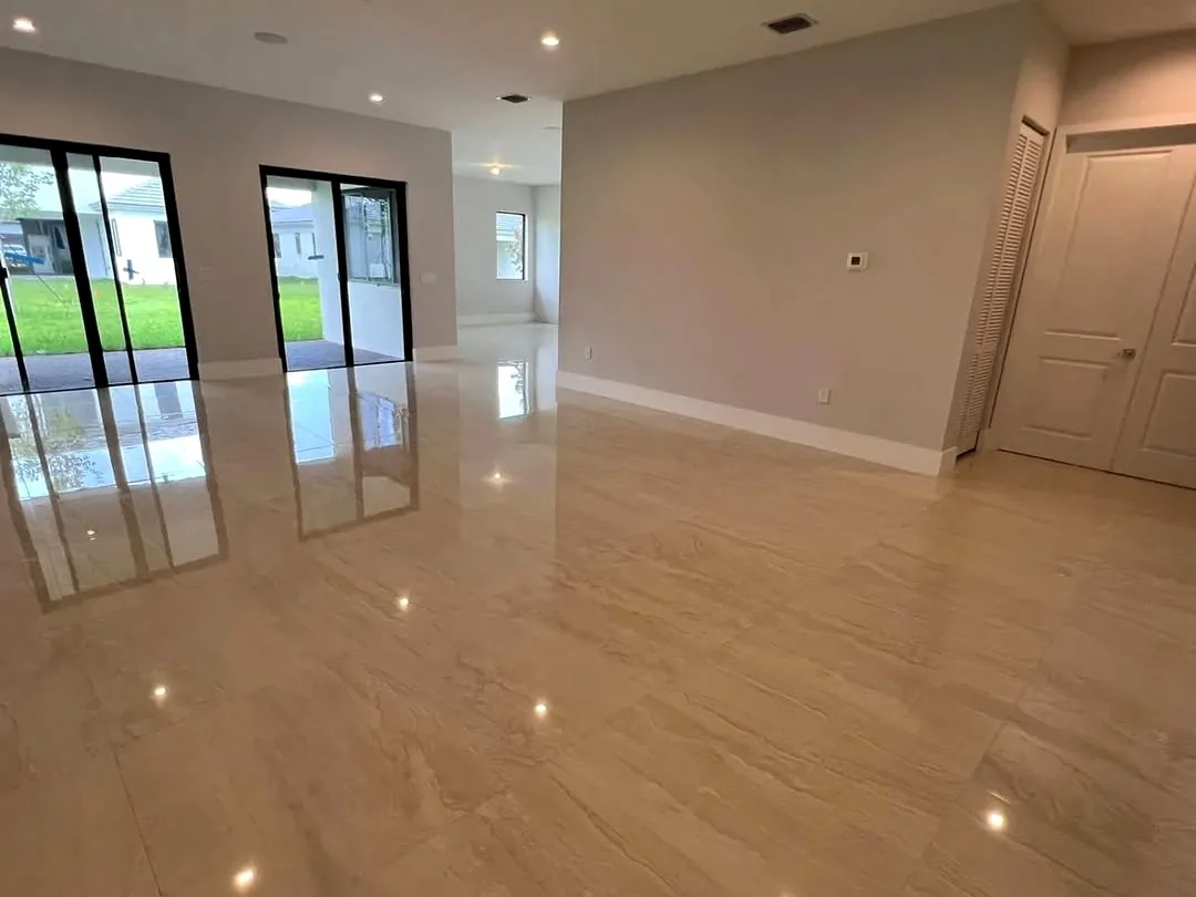 Piso porcelánico de gran formato instalado, obra en Miami-Dade