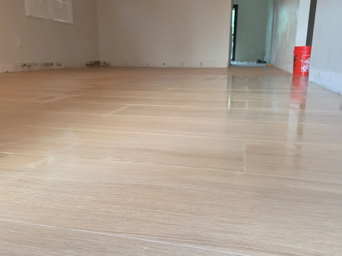 Piso porcelánico instalado, obra en Miami-Dade