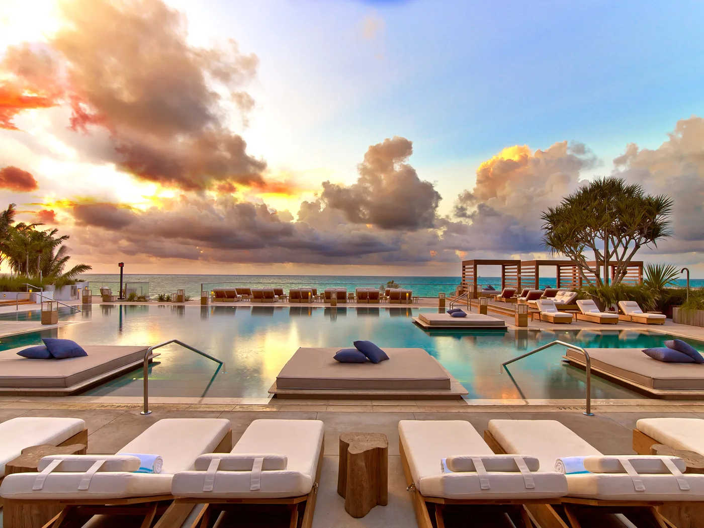 Piscina del hotel frente al mar en Miami Beach