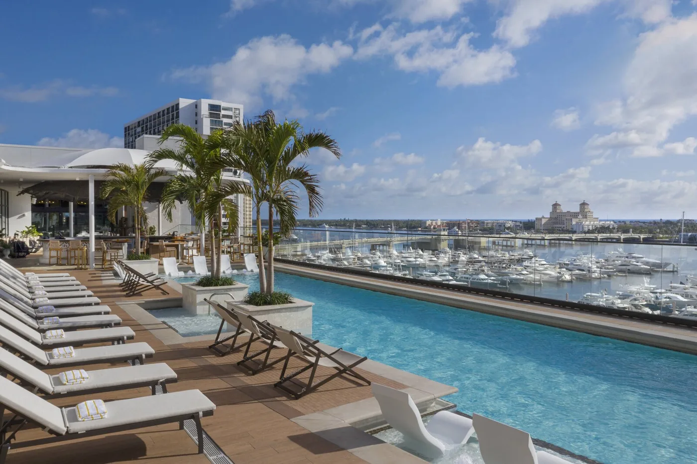 Deck de la piscina del piso 15 del hotel en West Palm Beach